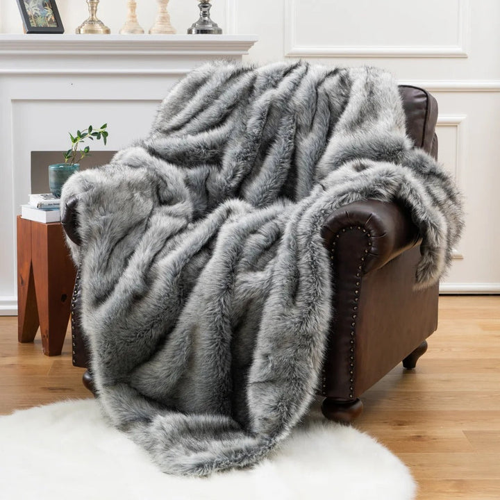 Luxurious Faux Fur Blanket | Fox Fur Look | Soft, Warm Fleece Throw