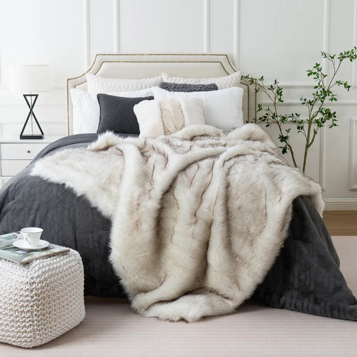 Luxurious Faux Fur Blanket | Fox Fur Look | Soft, Warm Fleece Throw