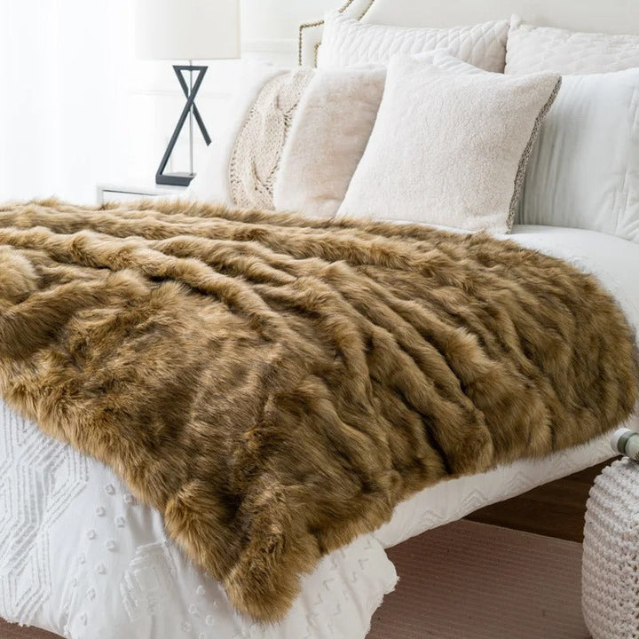 Luxurious Faux Fur Blanket | Fox Fur Look | Soft, Warm Fleece Throw
